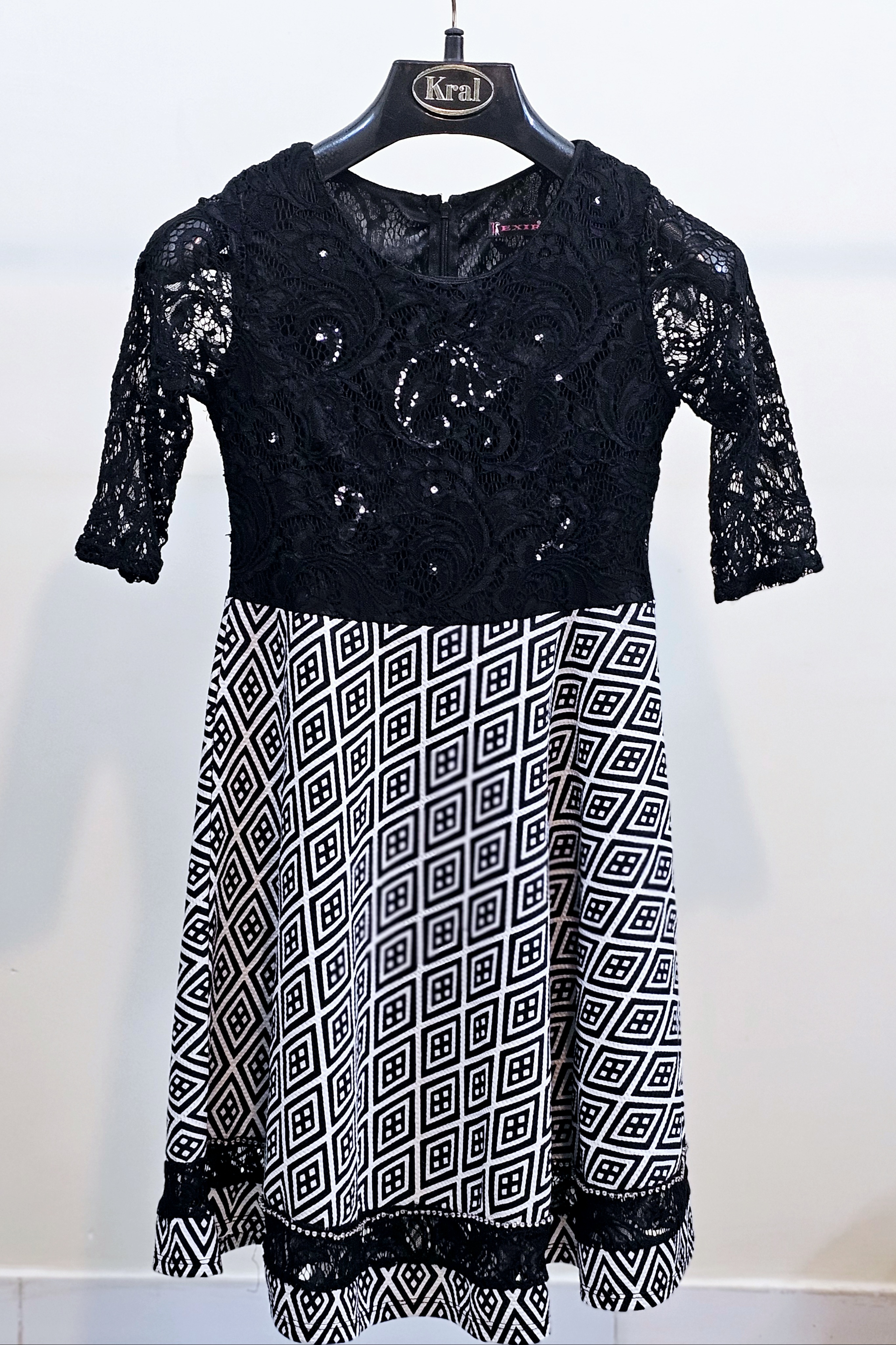 پیراهن بالاتنه گیپور مشکی  دامن مشکی و سفید