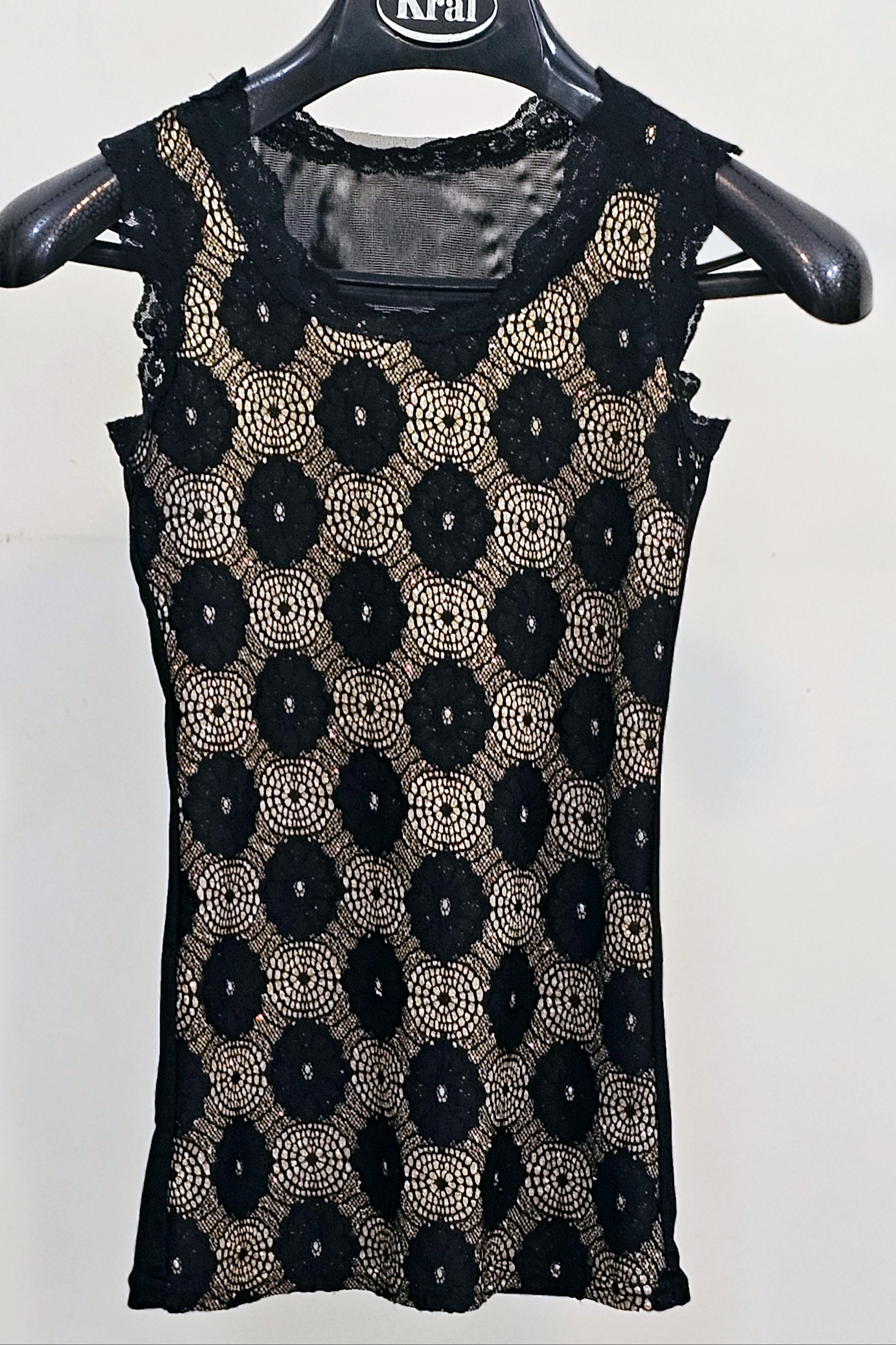 تاپ زنانه مشکی وطلایی