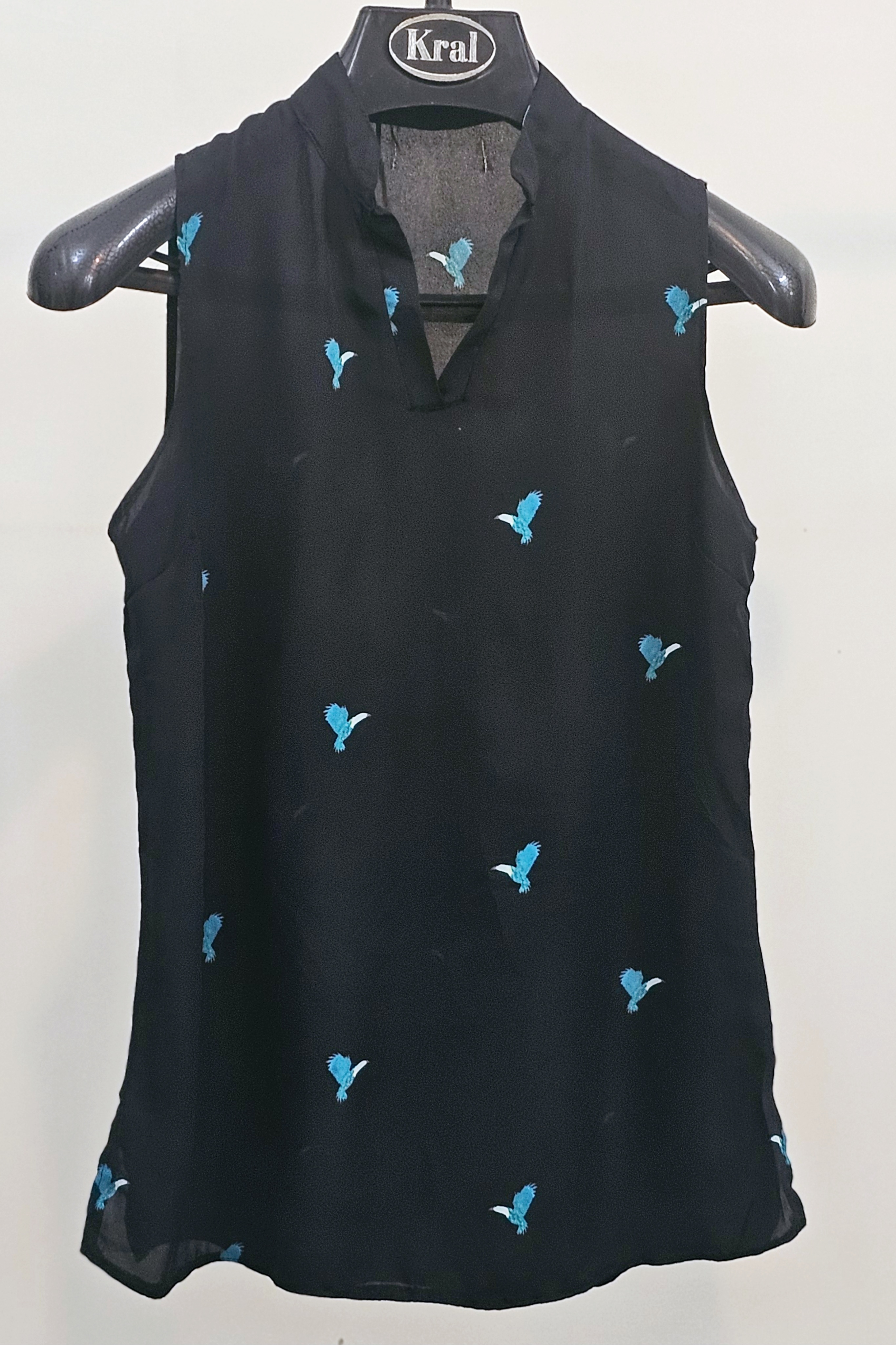 تاپ حریر مشکی با گلهای ابی رنگ