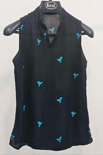 تاپ حریر مشکی با گلهای ابی رنگ