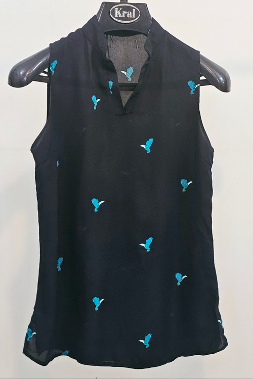 تاپ حریر مشکی با گلهای ابی رنگ